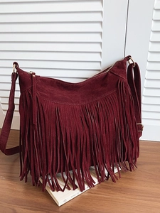 Sac à bandoulière vintage en daim bordeaux avec franges denses et sangle réglable