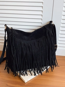 Sac à bandoulière noir rétro en daim avec franges et détails dorés brillants
