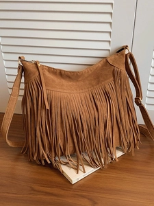 Sac à bandoulière rétro en similicuir marron avec franges et détails dorés chic
