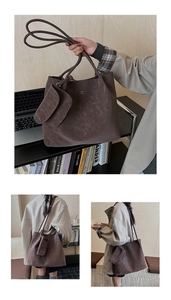 Dettaglio della borsa tote vintage marrone scuro con ecopelle martellata e logo in metallo