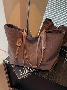 Retro large capacity tote bag in dark brown faux leather with sleek dual shoulder straps