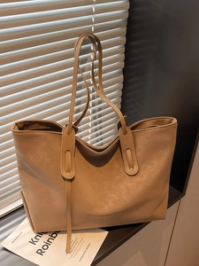 Retro camel tote bag with fine texture and slim straps for autumn 2025 commute fashion