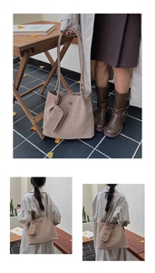 Dettaglio della borsa tote taupe minimalista con pochette rimovibile e texture opaca