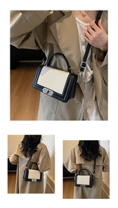 Détail du panneau tissé contrasté et boucle en métal argenté sur un sac bandoulière chic