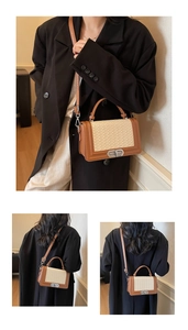 Détail du sac bandoulière tissé avec bordure en cuir et fermoir rotatif métallique