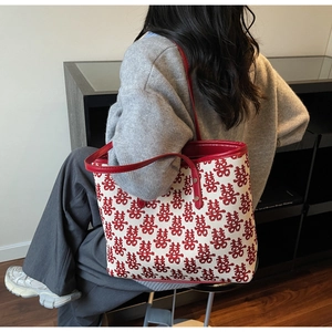 Détail de la broderie rouge Xi sur un sac fourre-tout festif en toile chinoise