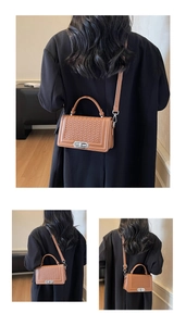 Détail de la texture tressée en cuir PU marron et fermoir argenté sur le sac à bandoulière