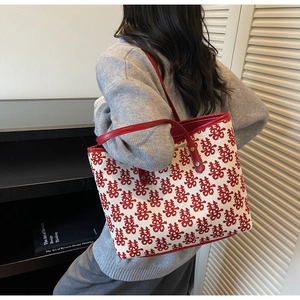 Modèle portant un sac cabas rouge et blanc avec motifs de caractères chinois Xi