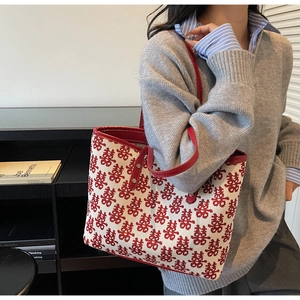 Détail du sac de mariage chinois avec jacquard de caractère Xi et poignées en cuir rouge