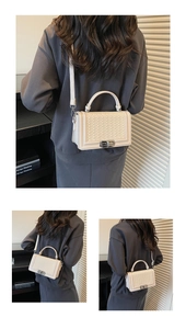 Détail du petit sac carré tressé crème avec fermoir rotatif en métal et poignée haute