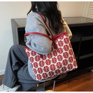 Détail d'un sac cabas de mariage rouge avec motif jacquard traditionnel Double Bonheur