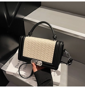 Détail de la texture tissée contrastée et du fermoir en métal argenté du sac à main