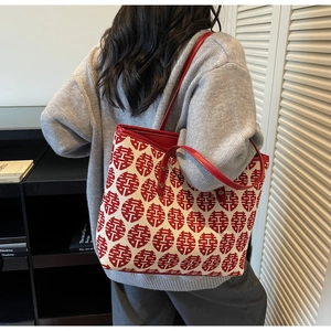 Détail d'un sac cabas de mariage en toile avec motifs Xi chinois et bandoulières en cuir