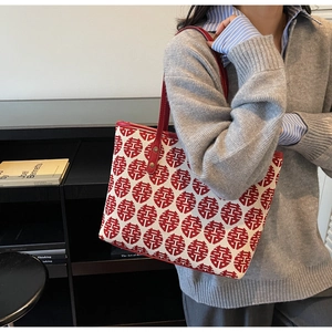 Détail du sac cabas de mariage chinois rouge et blanc avec motifs Xi traditionnels