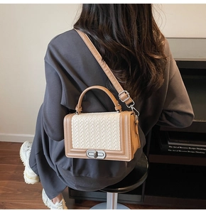 Sac carré tissé bicolore porté en bandoulière avec garniture en cuir marron