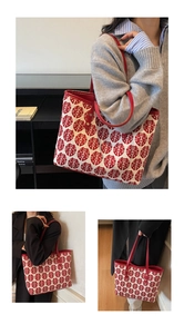 Détail du sac cabas tissé rouge et blanc avec motifs de caractères chinois traditionnels