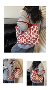 Détails de l'imprimé mariage rouge sur un grand sac cabas beige avec poignées
