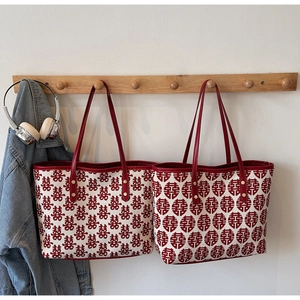 Détail de sacs fourre-tout en toile rouge pour mariée avec caractère chinois Double Bonheur