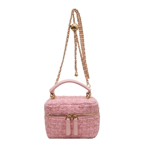 Rosa Tweed-Schminktasche mit goldener Kugelkette und Tragegriff in minimalistischem Stil