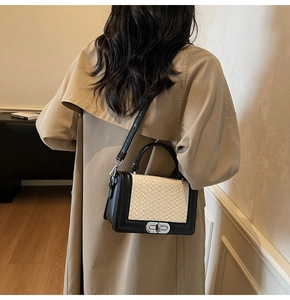 Mannequin portant un sac bandoulière tissé contrasté sur un trench-coat kaki élégant