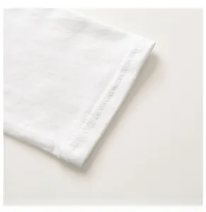Detaillierte Nahaufnahme der Doppelnaht am Ärmelbündchen des weißen Baumwoll-T-Shirts