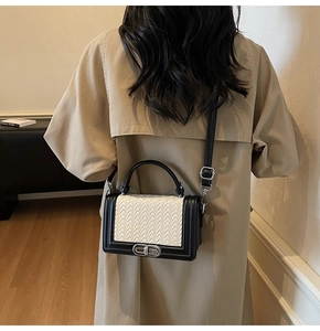 Vue arrière du mannequin portant un sac bandoulière tressé blanc et noir chic