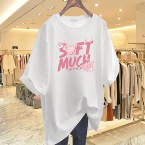 Lockeres weißes Baumwoll-T-Shirt mit pinkem SOFT MUCH ATTACK-Schriftzug und Bärenprint