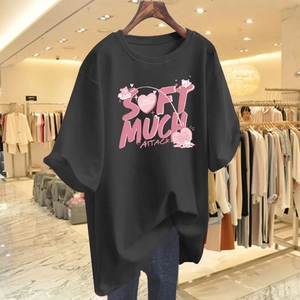 Übergroßes schwarzes Baumwoll-T-Shirt mit rosa Grafik und Bärenmuster auf Kleiderbügel