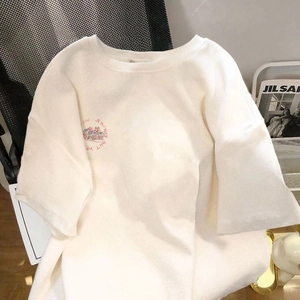 White cotton short sleeve t-shirt with floral print and minimalist crew neck for women