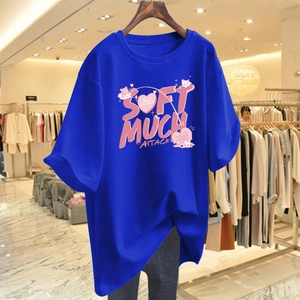 Detail eines blauen Oversize-Baumwoll-T-Shirts mit rosa Graffiti-Print und Text-Design