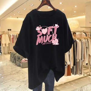 Lockeres schwarzes Baumwoll-T-Shirt mit rosa 'SOFT MUCH' Schriftzug und Grafikdruck
