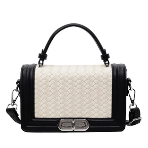 Sac bandoulière tissé chic beige et noir avec fermoir rotatif argenté et bandoulière