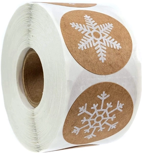 Gros plan d'autocollants en papier kraft avec flocon de neige pour emballage cadeau