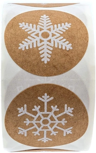Détail macro d'autocollants de Noël en papier kraft avec flocon de neige en rouleau