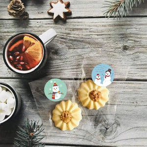 Runde Weihnachtsaufkleber mit Schneemannmotiv für festliche Geschenkverpackungen und Deko