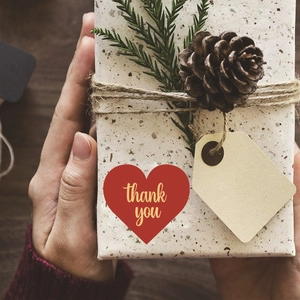 Adesivi di ringraziamento cuore rosso su confezione regalo con decoro rustico
