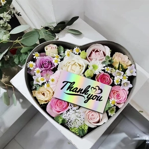 Caja de regalo corazón con rosas, margaritas y tarjeta de agradecimiento láser arcoíris