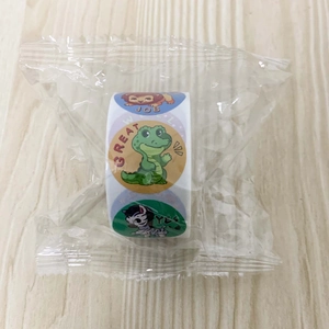 Détail d'un rouleau d'autocollants animaux avec des motifs de lion et de zèbre
