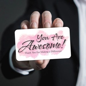 Dettaglio del biglietto You Are Awesome con acquerello rosa su cartoncino bianco