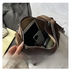 Makroansicht einer dunkelbraunen Shopper-Tasche mit großem Innenraum und Stauraum-Details
