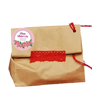 Braune Kraftpapiertüte mit roter Spitze und Aufkleber zur Dekoration am Muttertag