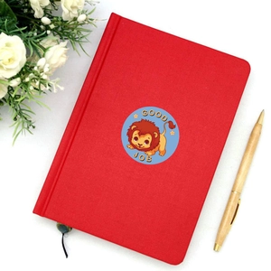 Carnet en tissu rouge avec motif lion de dessin animé et texte Good Job sur fond blanc