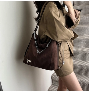 Details der Vintage-Tasche in Dunkelbraun mit silberner Kette und Reißverschluss