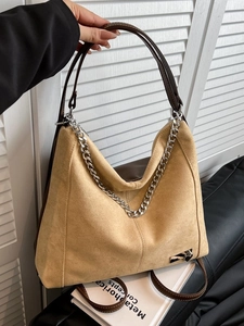 Große khakifarbene Wildleder-Hobotasche mit Vintage-Metallkette und retro-minimalistischem Design