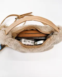 Draufsicht auf das geräumige Innenfach der beigen Plüschtasche für Alltagsgegenstände
