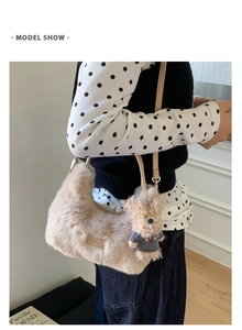 Detail der flauschigen beigen Umhängetasche mit Teddybär-Anhänger und Lederriemen