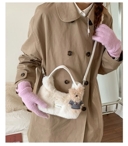 Detailansicht der weißen Plüschhandtasche mit Teddybär-Anhänger und Logo-Etikett