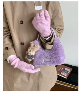 Detail der lila Plüschhandtasche mit Bärenanhänger und weichen Strickhandschuhen