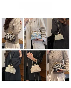 Détails du sac brodé vintage avec poignée en perles et chaîne, montrant divers styles de port