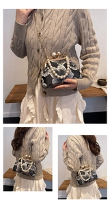 Détail du sac à fleurs oriental avec poignée en perles et chaîne dorée